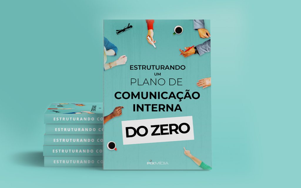 livros azuis sobre uma mesa - livro sobre Comunicação Interna do Zero