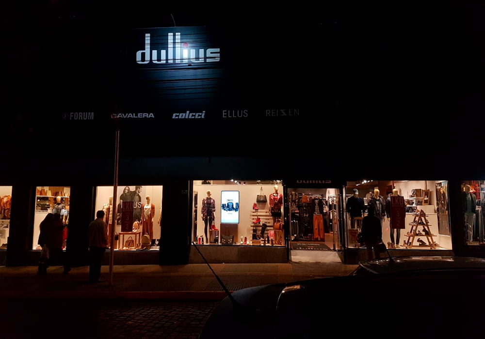 Vitrines digitais nas lojas - Dullius