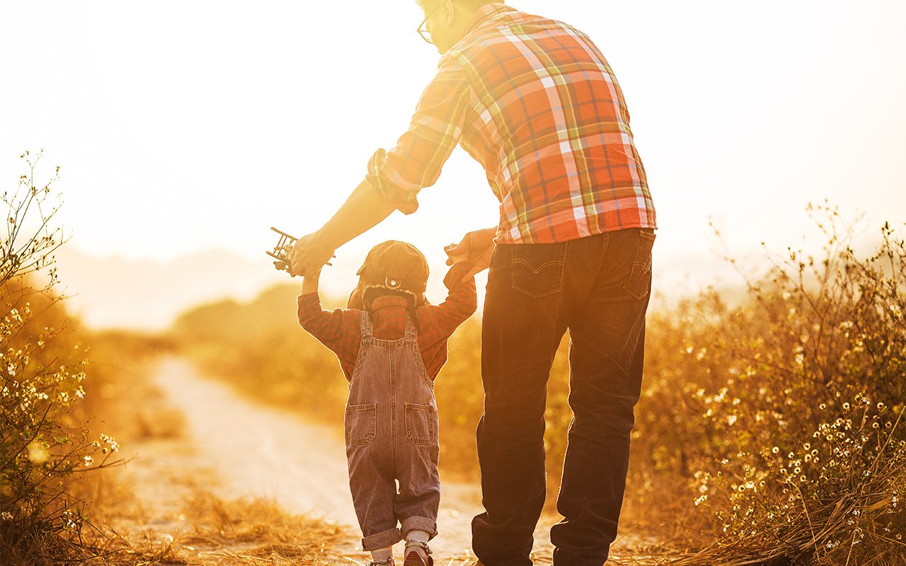 Pai e filho caminhando juntos - dia dos pais