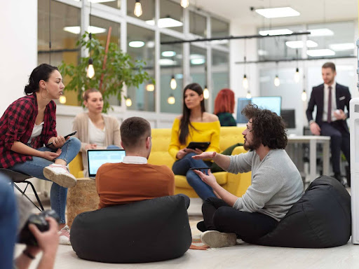 Trabalhadores conversando em um roda no escritório