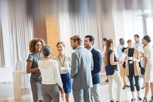 Grupo de pessoas fazendo atividades corporativas