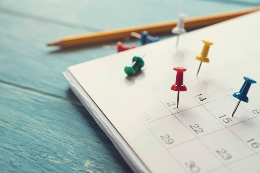 Tarrachas coloridas em um calendário da saúde