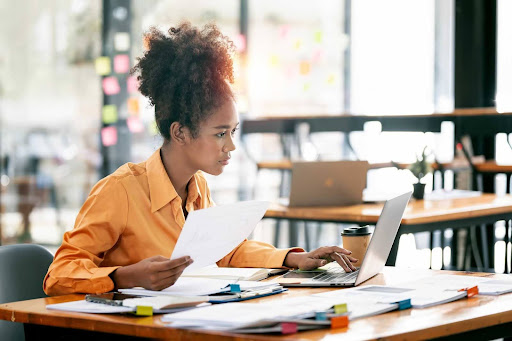 Mulher utilizando seu notebook no escritório