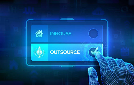Mão marcando opção de outsourcing em um menu virtual