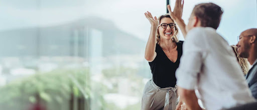 Pessoas comemorando as parcerias de sucesso