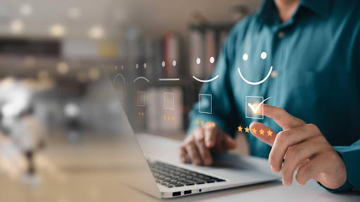 Homem selecionado ícone de carinha feliz frente ao notebook