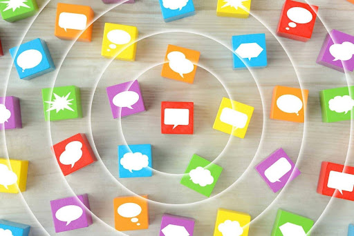Vários ícones de conversa em cores diferentes