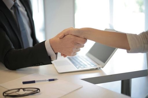 Aperto de mãos em agradecimento ao colaborador