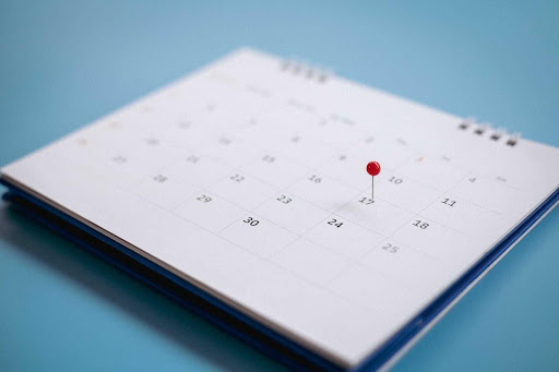 Calendário marcando a data 17