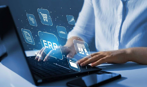Pessoa usando laptop com ícones digitais de ERP e integração de sistemas.