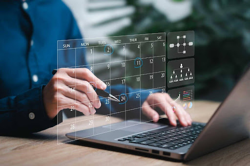 Homem utilizando notebook com ícone de calendário