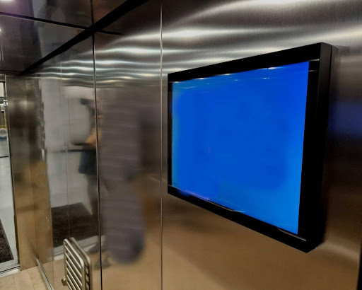 Televisão em elevador