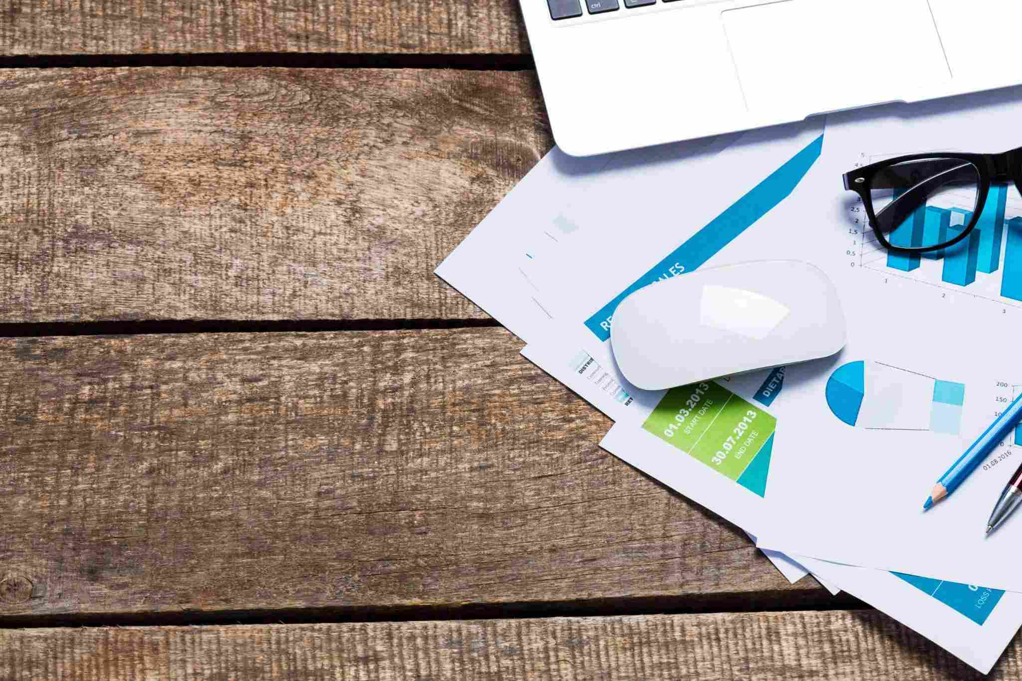 Mesa com algumas folhas e mouse