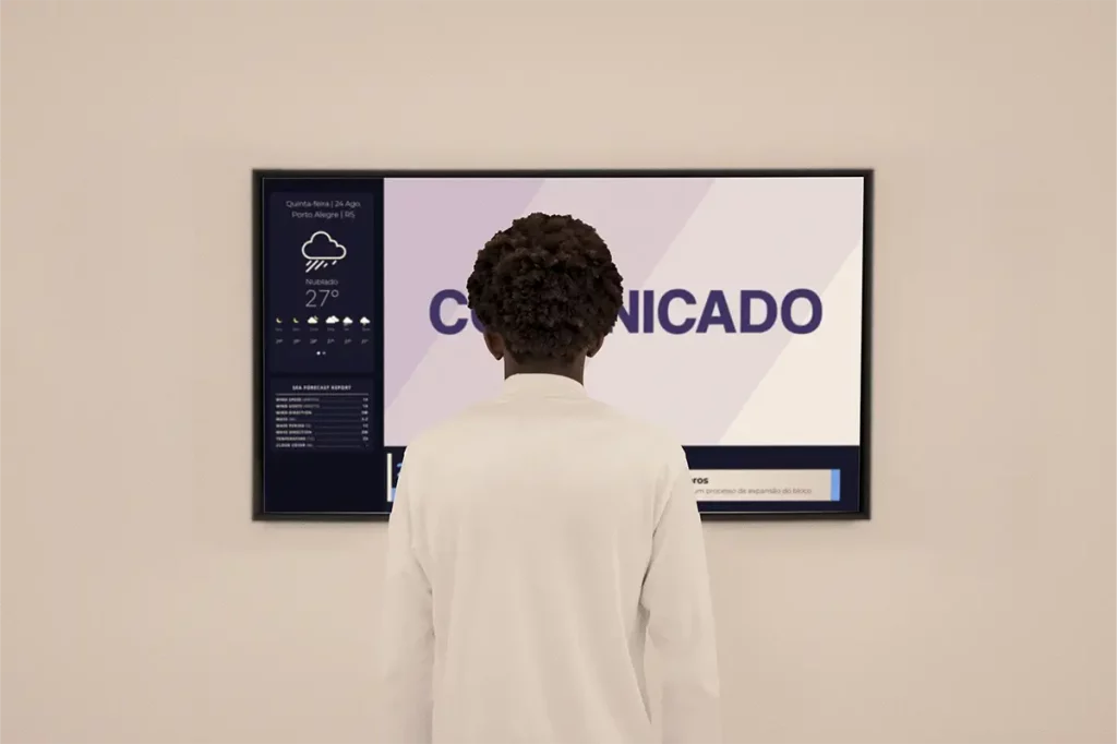 Colaborador é impactado por comunicado na TV corporativa da empresa