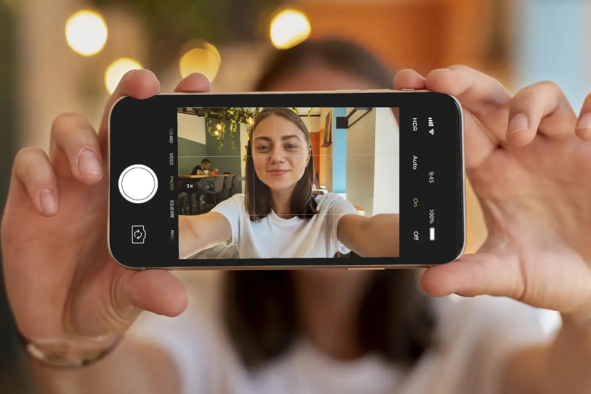 Profissional de RH grava vídeo na empresa para utilizar nos conteúdos de comunicação interna