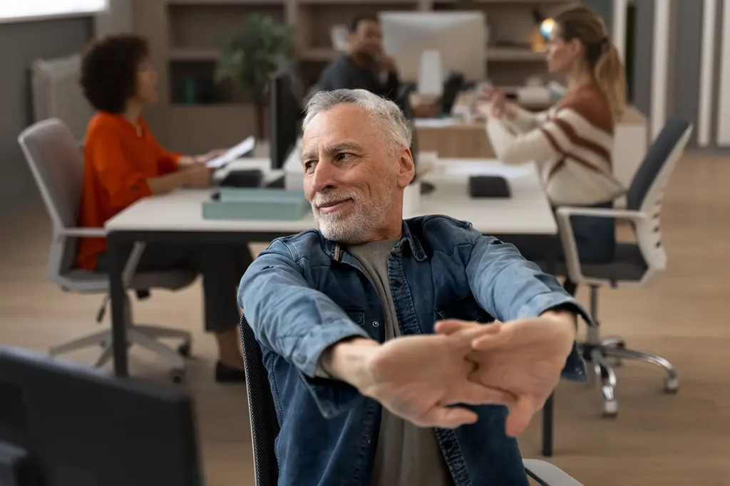 Homem 40+ se alonga no escritório