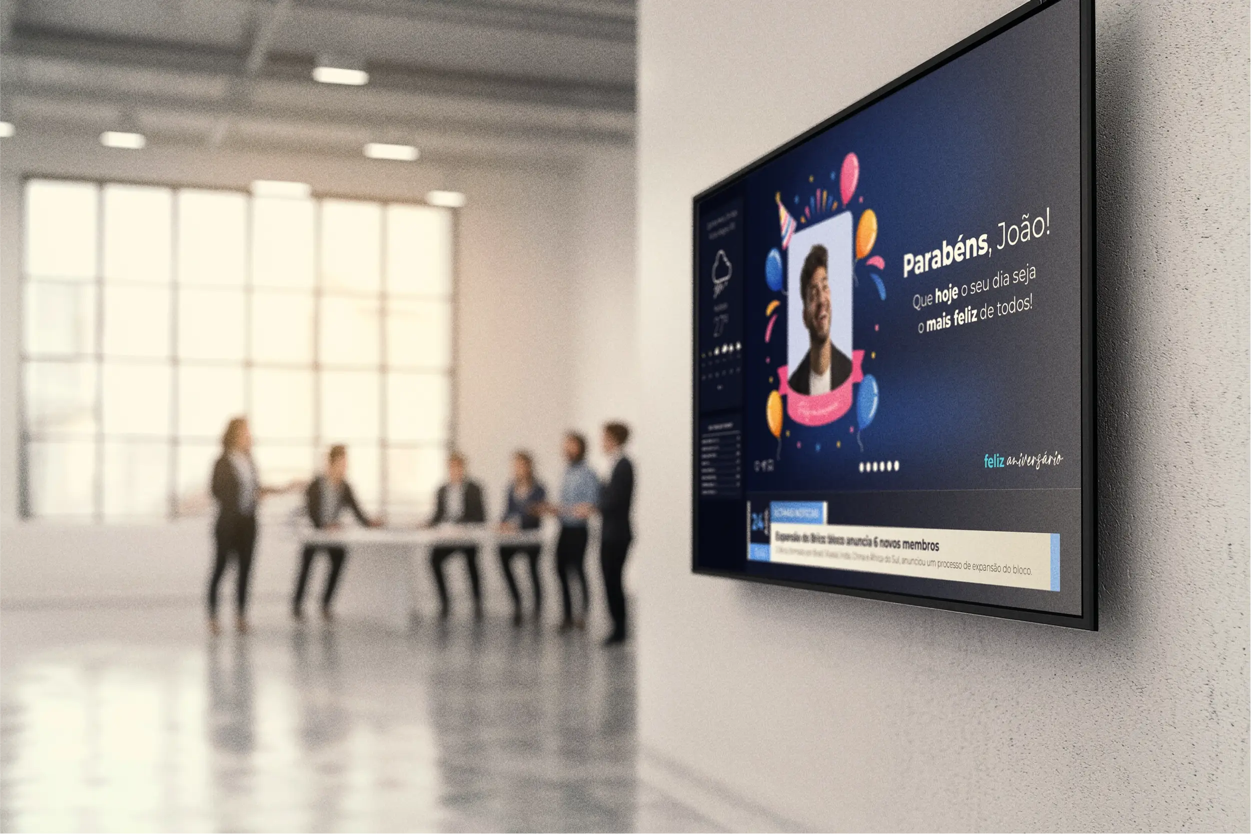 Template de feliz aniversário é exibido na TV corporativa na empresa