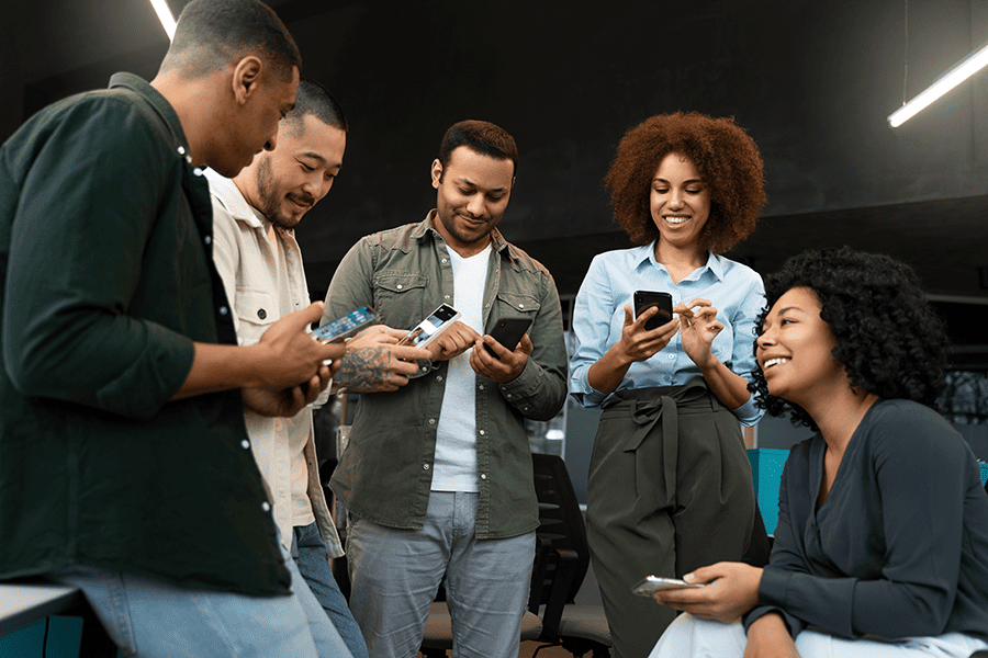 Grupo de colaboradores usa a rede social corporativa no escritório